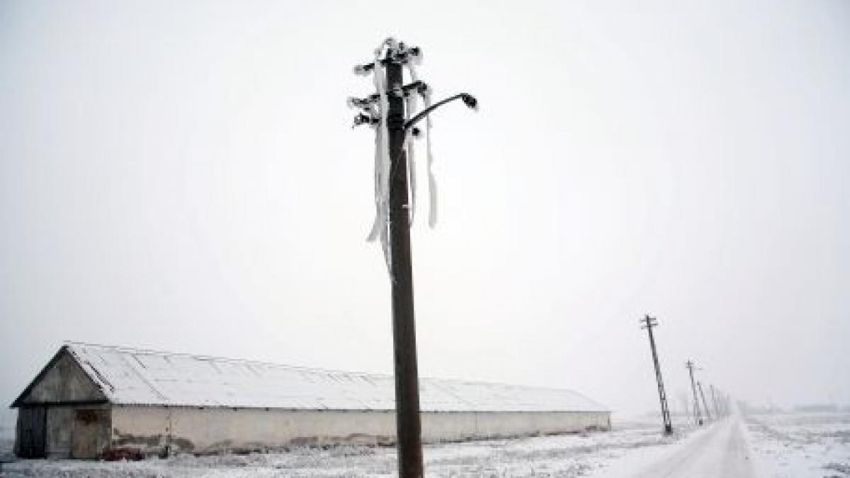 circa 20 000 de oameni fara electricitate in judetul arges stam langa soba la lumina lumanarii