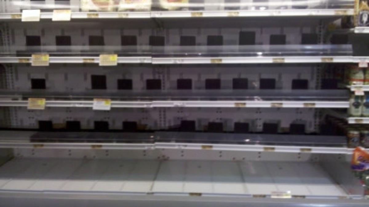 rafturi goale in hiperermarketuri din cauza masinilor de aprovizionare blocate