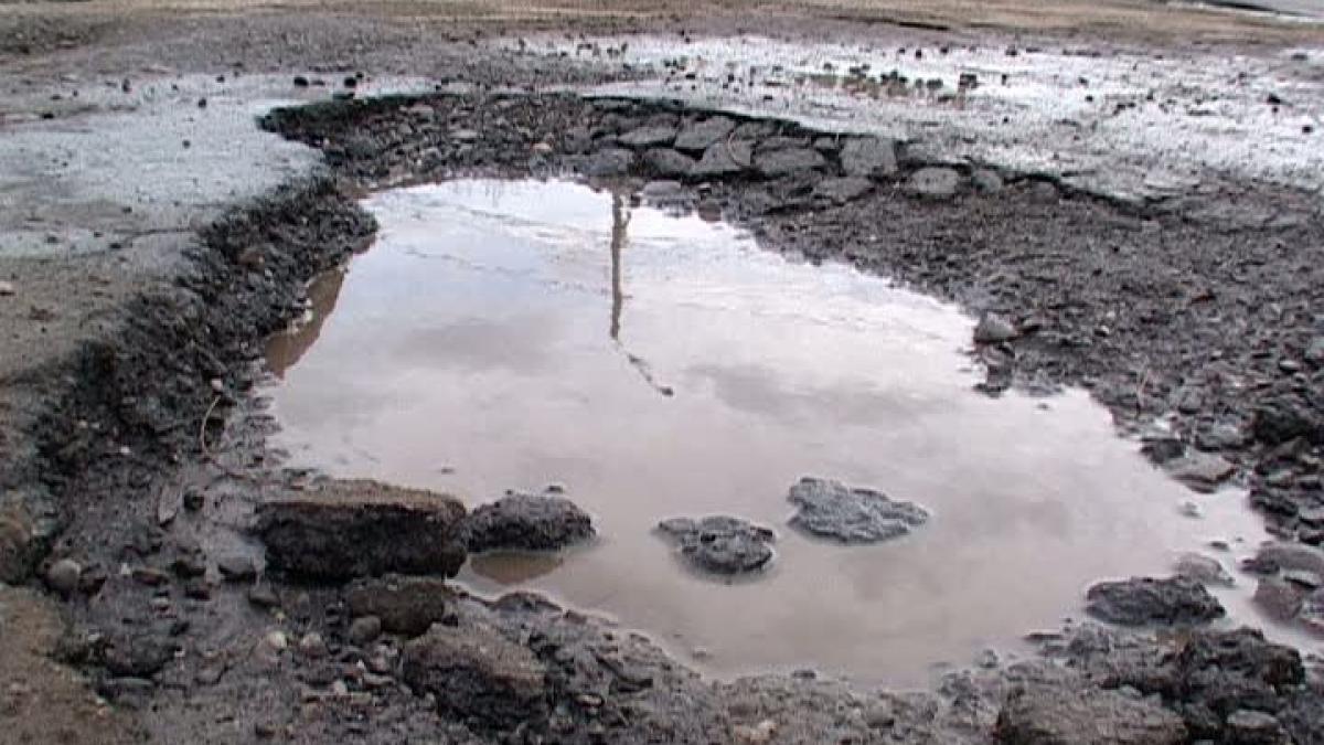 a vrut sa ocoleasca o groapa dar a ajuns pe contrasens si a provocat un accident grav o femeie