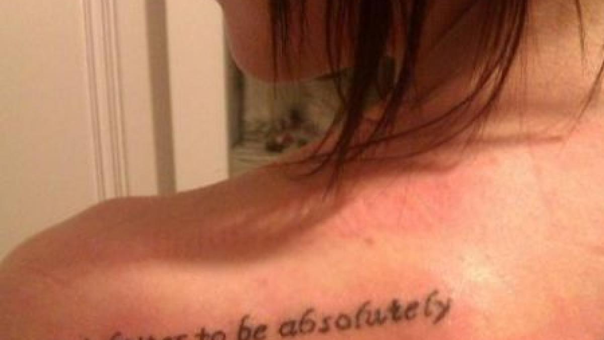 absolut ridicola pe viata ce mesaj stupid si a tatuat o fata