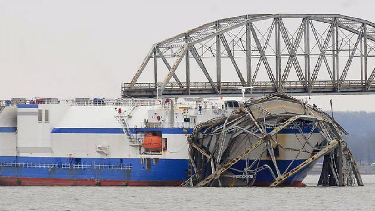 Pod din Kentucky, rupt în două după ce a fost lovit de un cargobot mult prea înalt