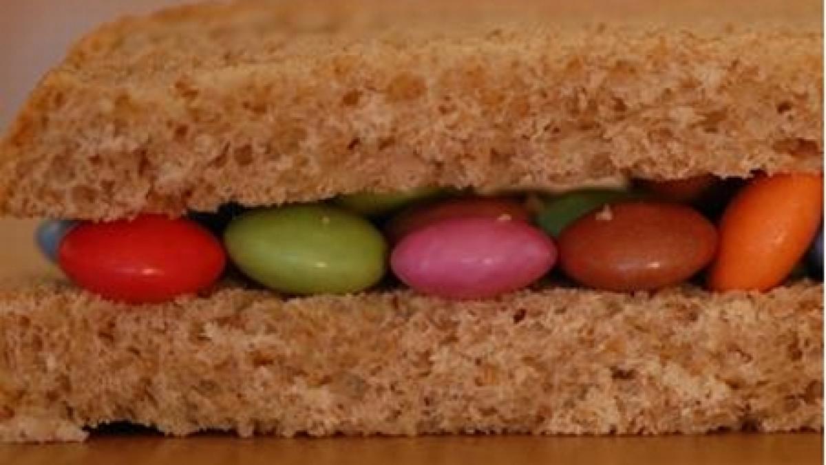 pranzul elevilor din marea britanie paine cu bomboane ciocolata si chipsuri