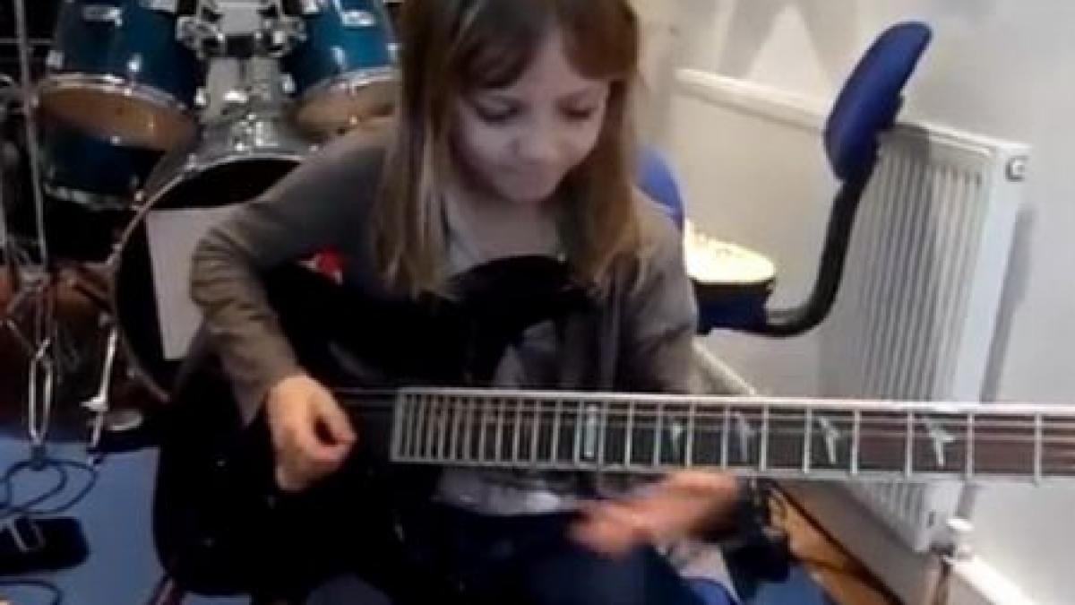 te va impresiona are numai 8 ani dar canta senzational la chitara