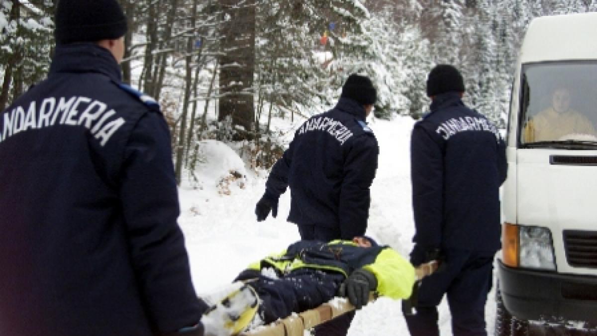 accident mortal pe dn1 un autocar militar s a ciocnit cu o duba un mort si patru raniti