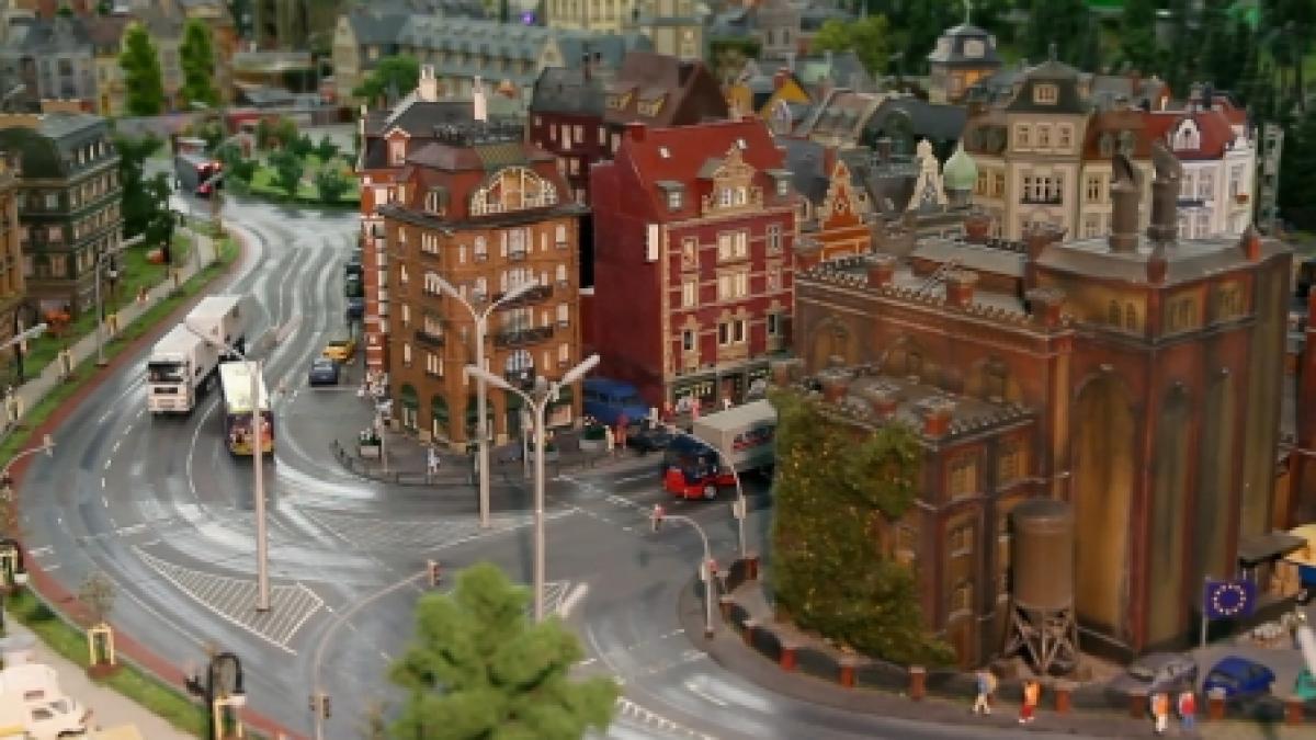 esti pasionat de trenuletele electrice trebuie sa vezi asta lumea in miniatura atent detaliata