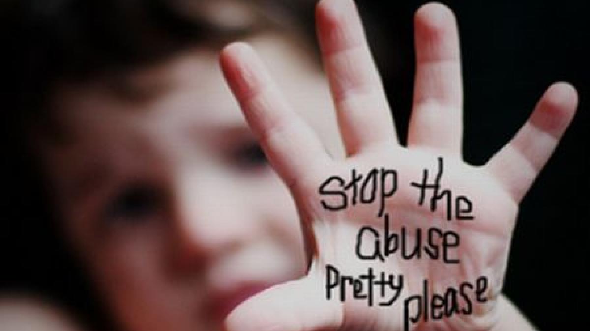 imagini socante un baietel de 3 ani lovit in cap de educatoare nu dansa pe placul ei