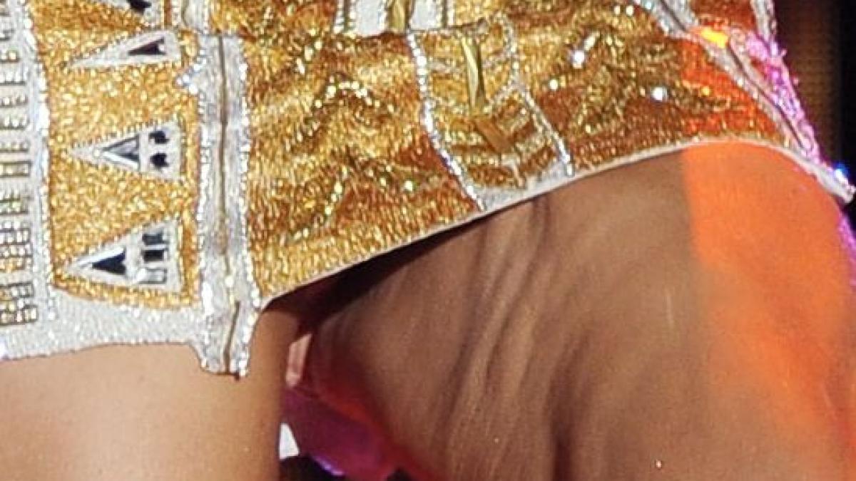 picioarele divei valurile marii motivul clar pentru care nu ar mai trebui sa poarte fuste scurte