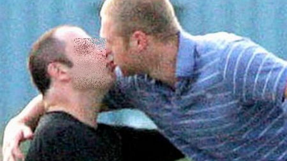 secretul unui mare actor dupa 20 de ani de casnicie isi paraseste sotia pentru un barbat