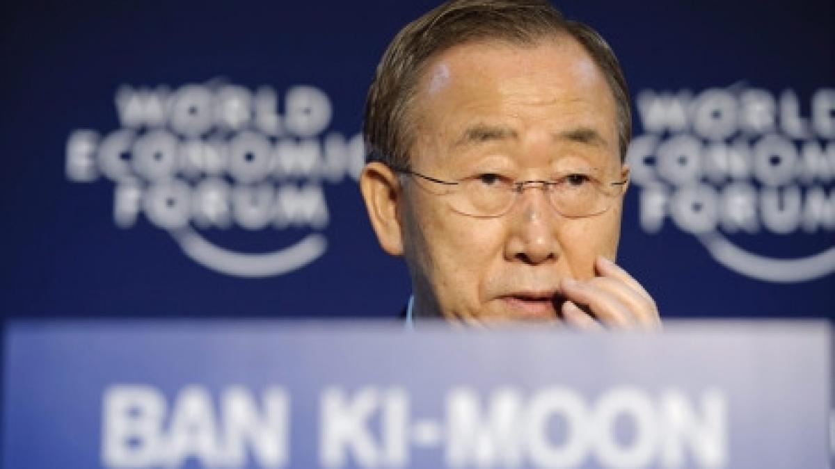 coloana oficiala a secretarului general al onu atacata cu pietre si pantofi