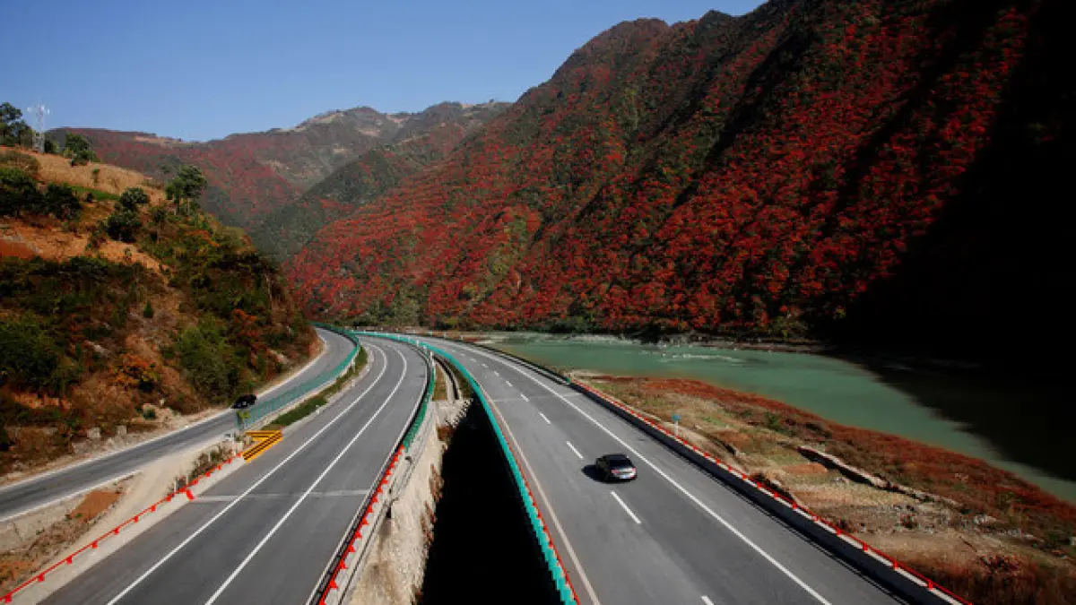 in 12 luni au facut 11 000 de kilometri de autostrada tara in care alesii nu fura din banii publici