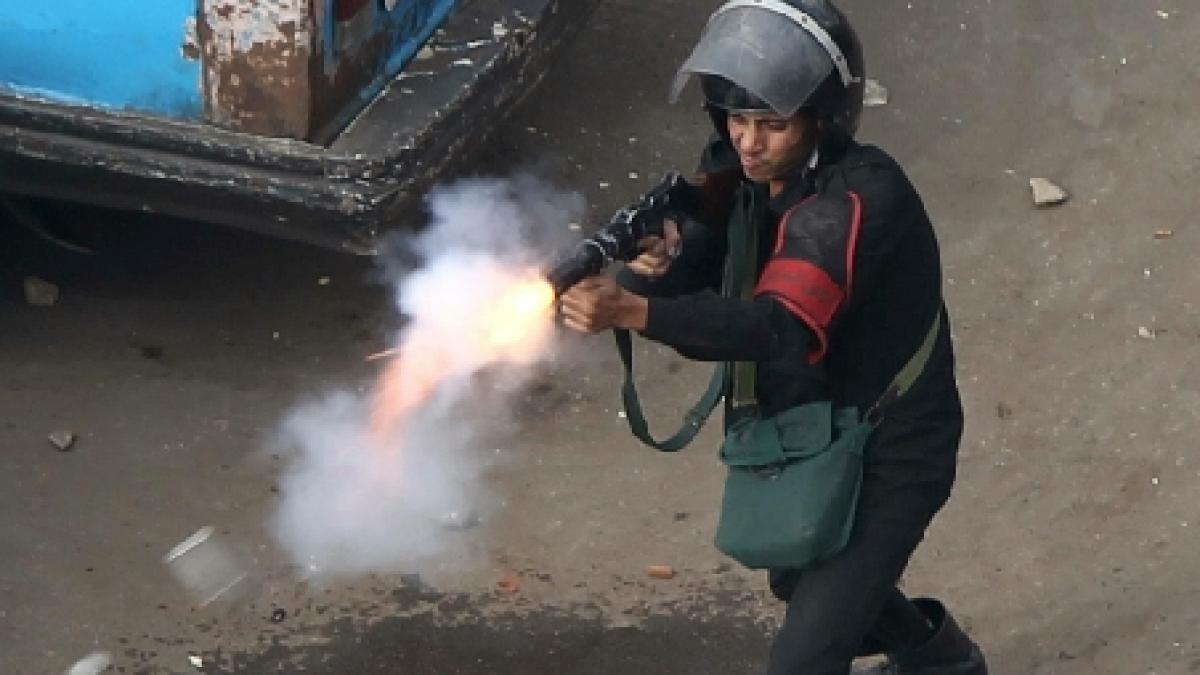 cairo cel putin doi manifestanti asfixiati cu gaze lacrimogene in urma violentelor de vineri