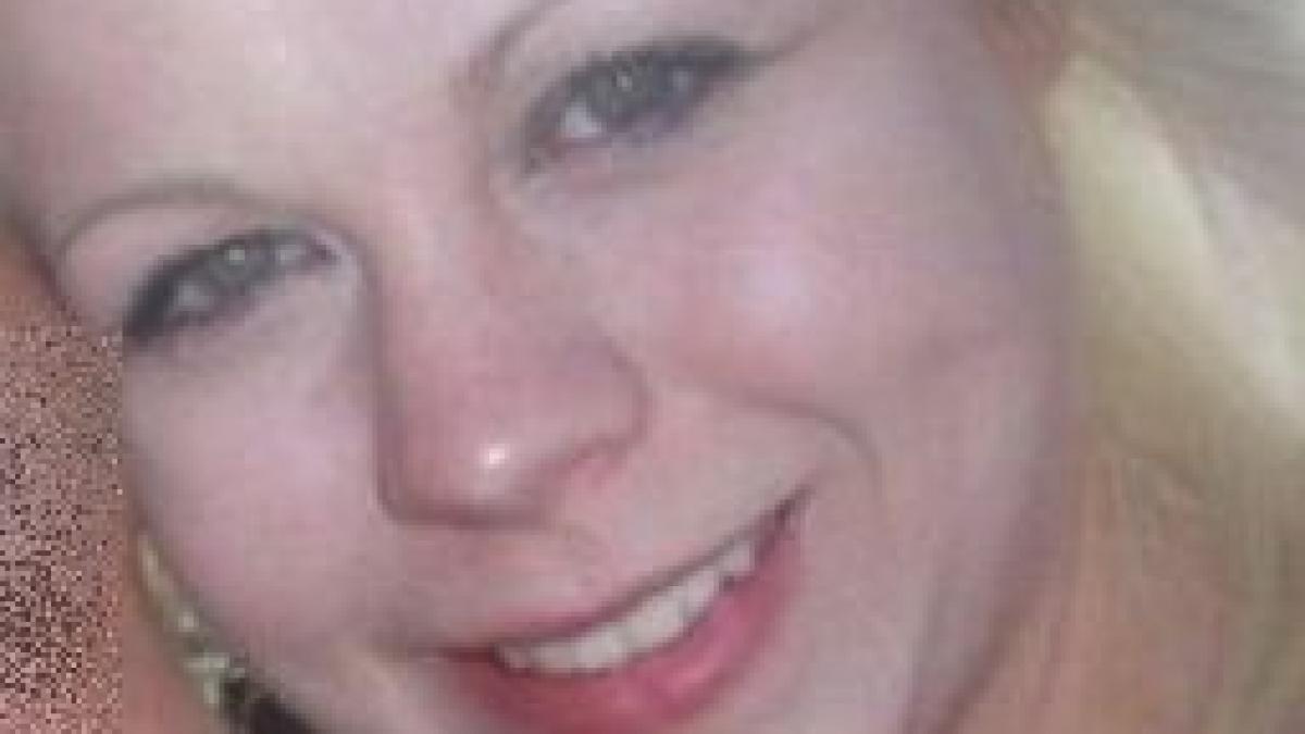 genele se mostenesc nu ti va veni sa crezi cum arata mama acestei blonde dragute