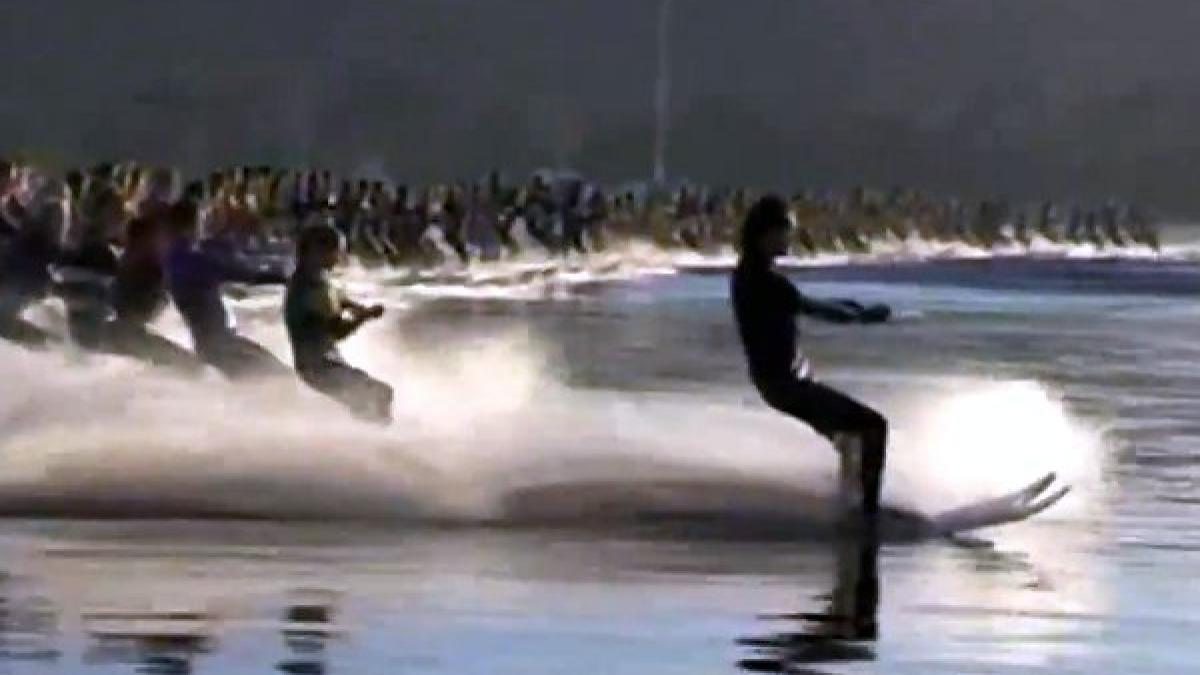 nou record mondial 145 de schiori nautici trasi de o singura barca