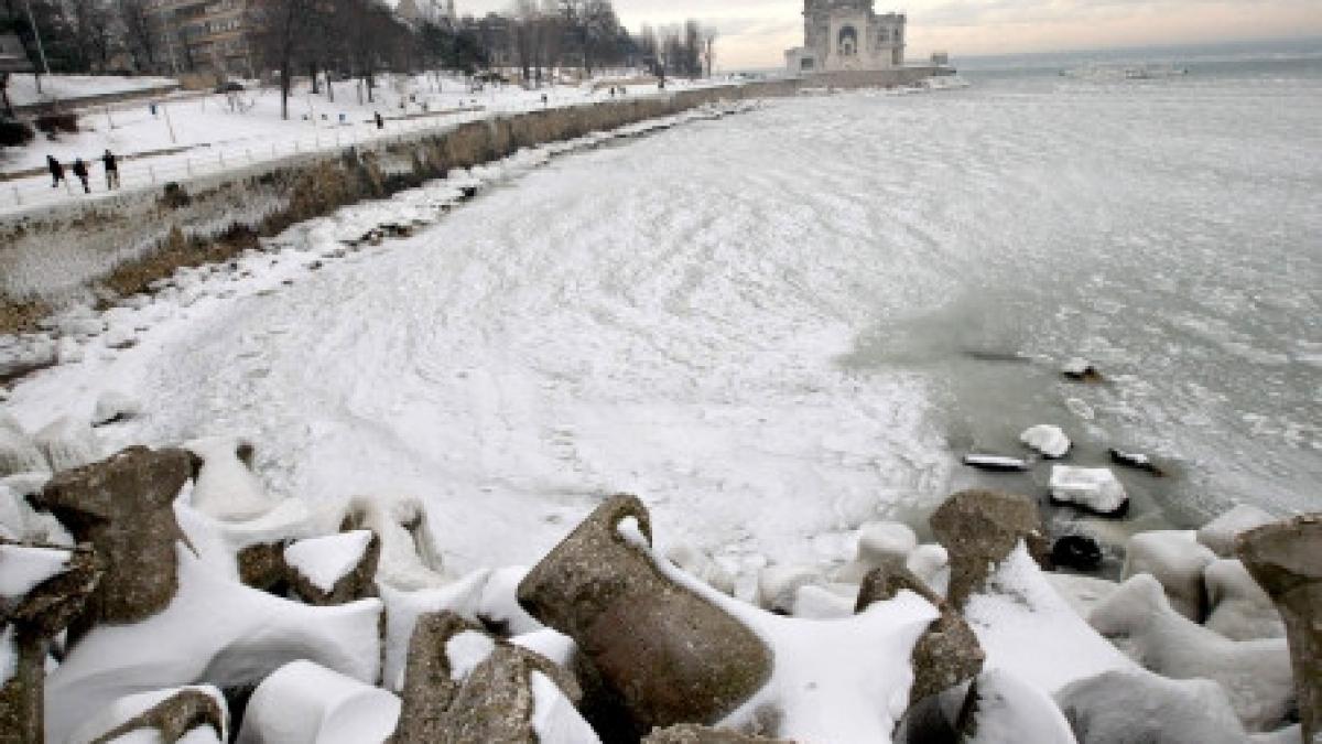 pompierii constanteni in alerta maxima au fost anuntati ca o persoana ar fi prinsa intre sloiuri