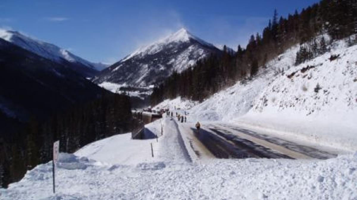 risc de avalansa pe dn 1a trafic inchis de la cheia pana la limita cu brasovul