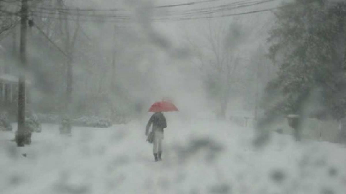 romania sub nameti 79 de trenuri anulate din cauza zapezii si patru linii de cale ferata inchise