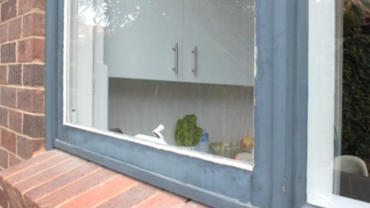 socant o tanara de 19 ani insarcinata in luna a saptea s a aruncat de la etajul al doilea