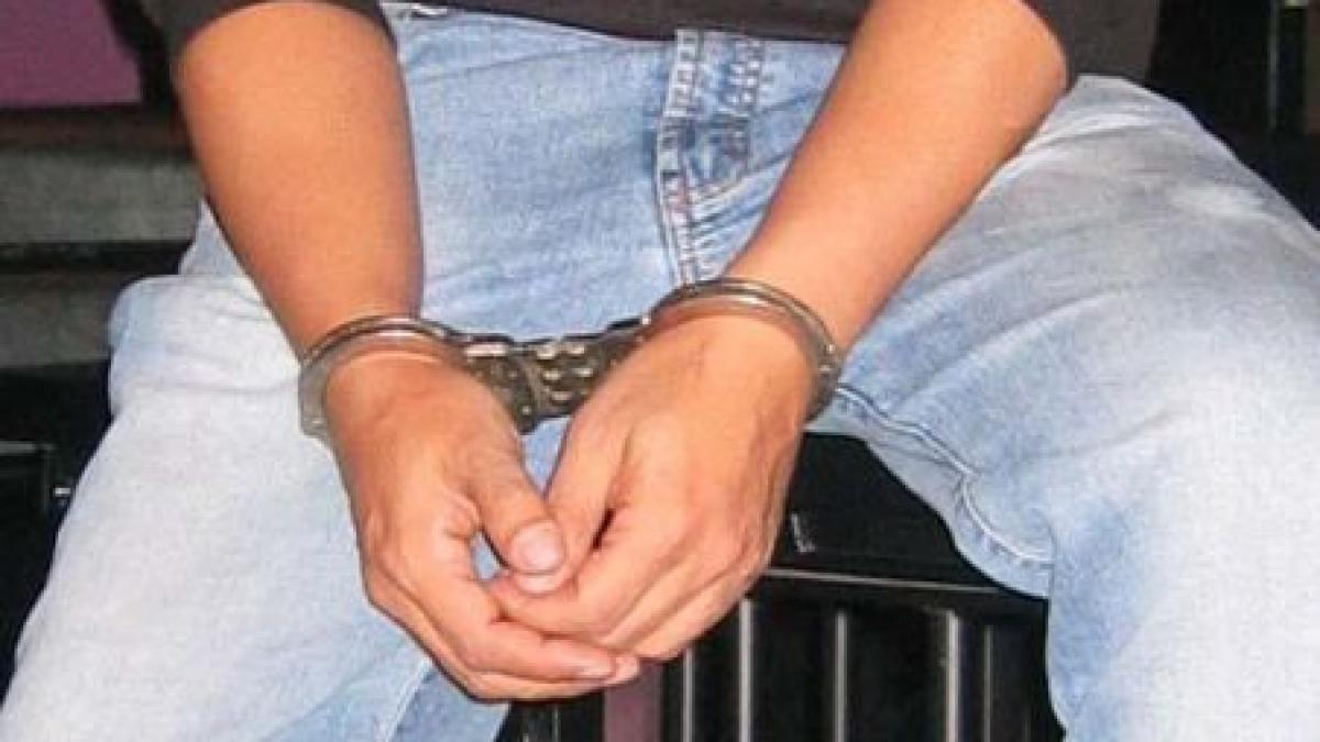 vaslui un tanar a incercat sa isi omoare mama si bunica iar apoi a atacat un politist