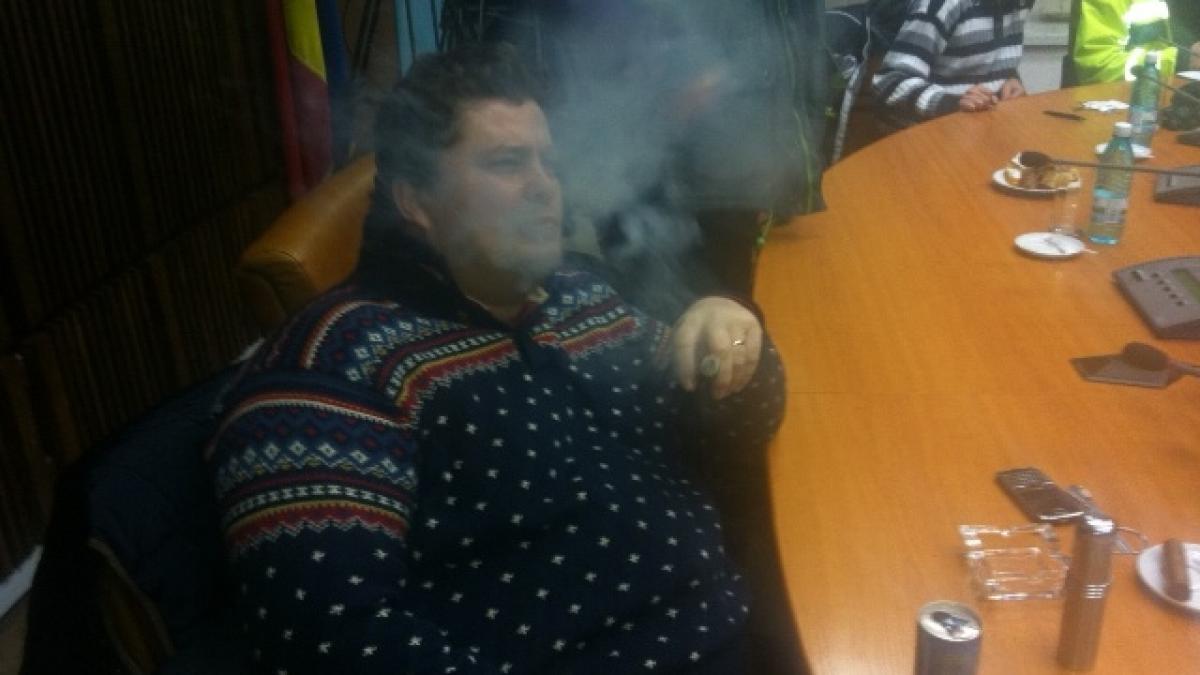 contrastul care a revoltat romania drumarii stau in viscol sefii la caldura cu trabucul in gura