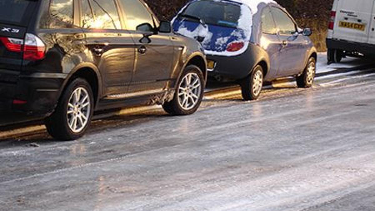 lasati va masinile acasa drumurile din bucuresti s au transformat in patinoare