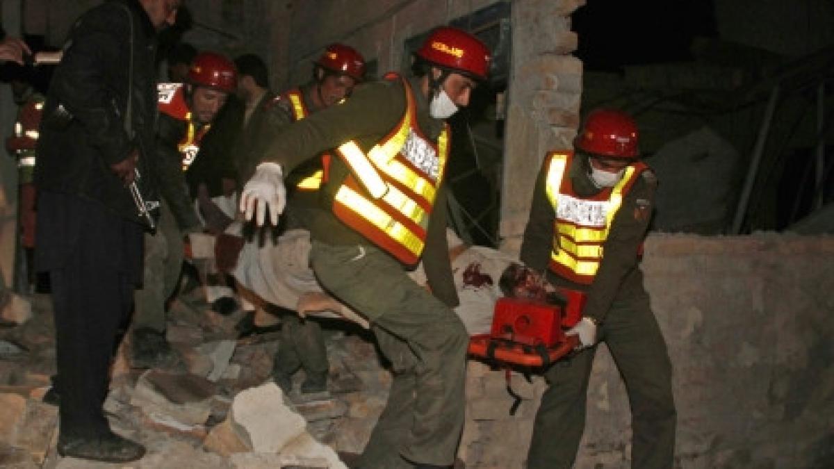 o fabrica s a prabusit in pakistan cel putin o persoana a murit si sase sunt ranite