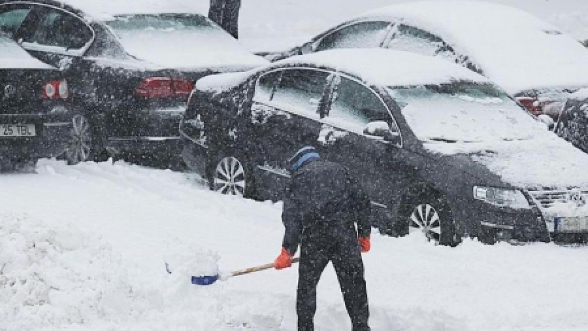 persoanele asistate social participa la deszapezirea trotuarelor la cluj napoca