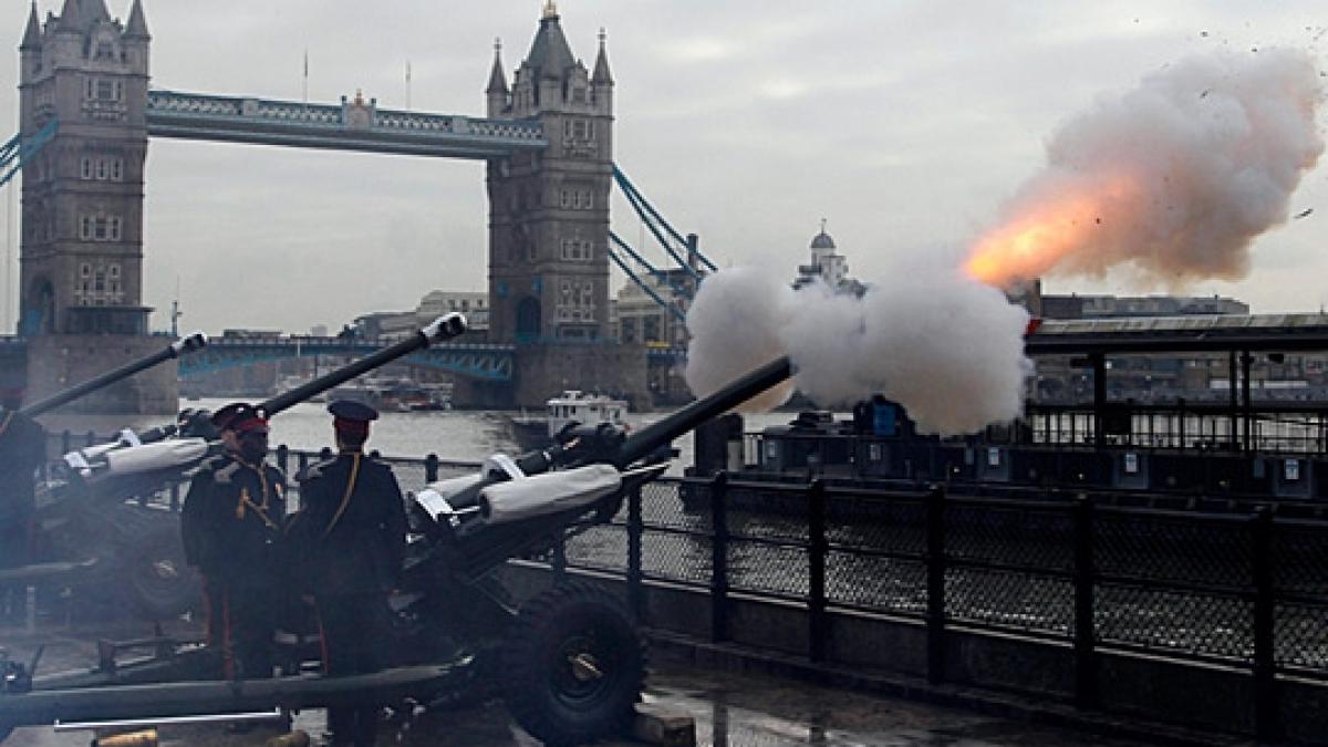 regina elisabeta a ii a la jubileul de diamant domnie de 60 de ani salutata cu salve de tun