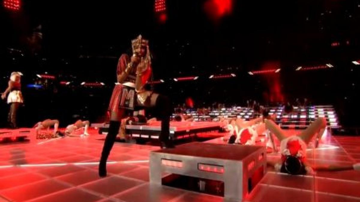 un deget mijlociu personajul principal in concertul madonna de la super bowl