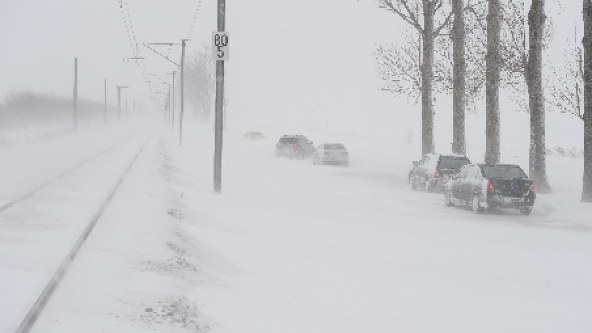 captivi in nameti de peste trei metri si jumatate 450 de persoane blocate sapte ore pe dn 3