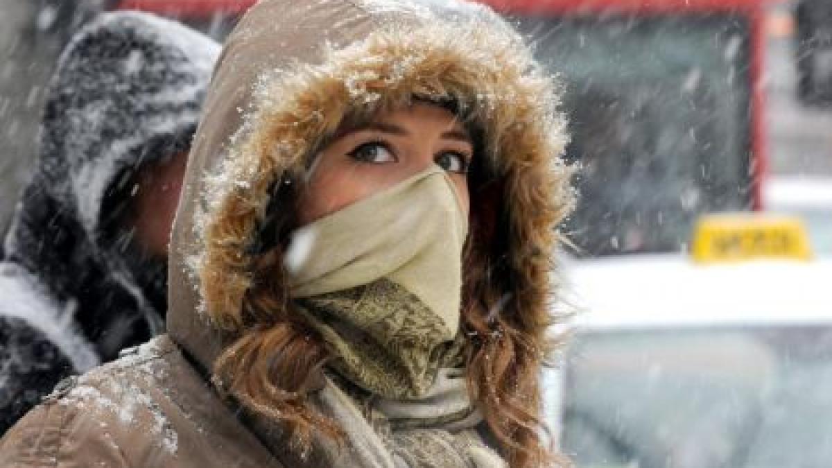 gerul nu renunta dupa ce a fost ingropata in zapada romania va degera din nou la 25 de grade vezi