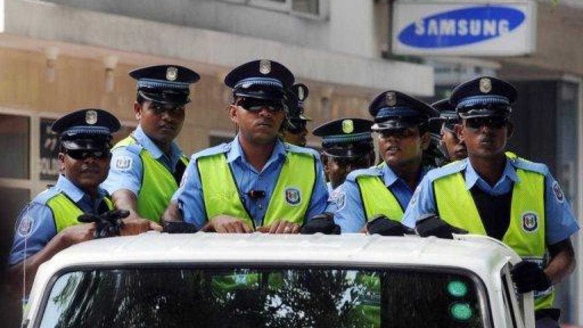 politistii din maldive au preluat controlul asupra televiziunii de stat si cheama oamenii in strada