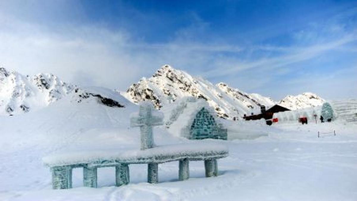 un cuplu de britanici vine in romania sa se casatoreasca la 20 de grade la balea lac
