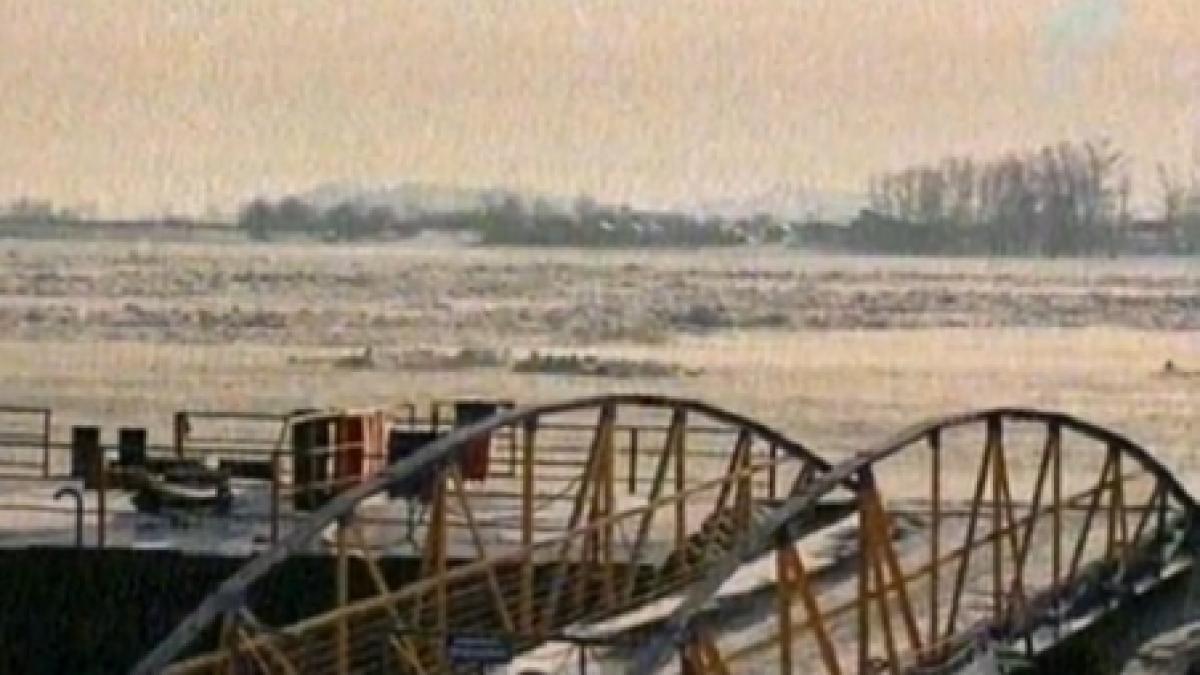 cursele cu bacul peste dunare suspendate din cauza podurilor de gheata zeci de oameni au ramas