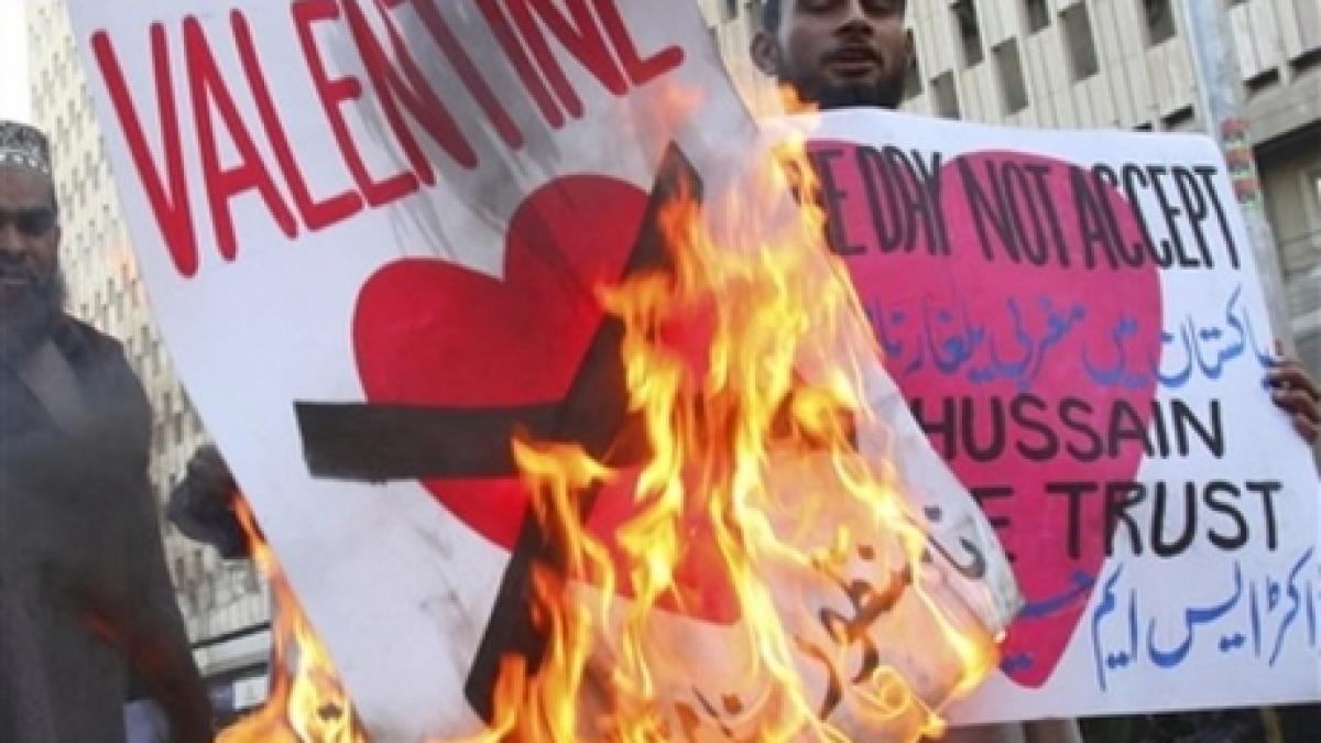 indonezienii musulmani interzic sarbatorirea valentine s day