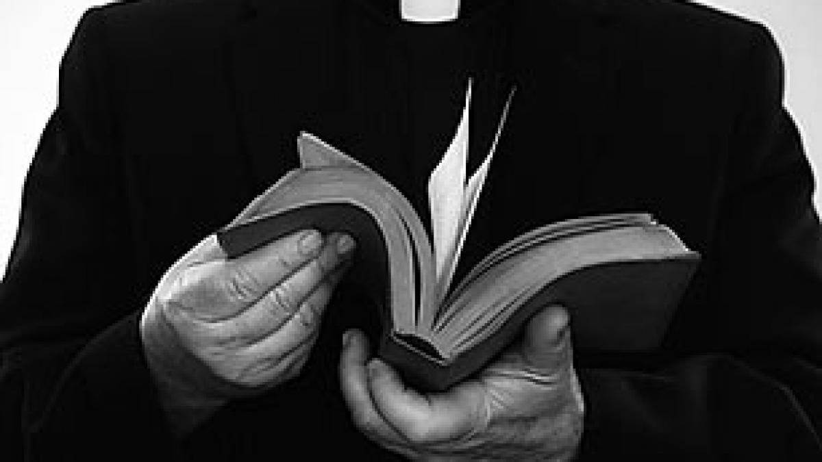 mainile care mi au oferit sfanta impartasanie m au violat cu o seara inainte slujitorul diavolului