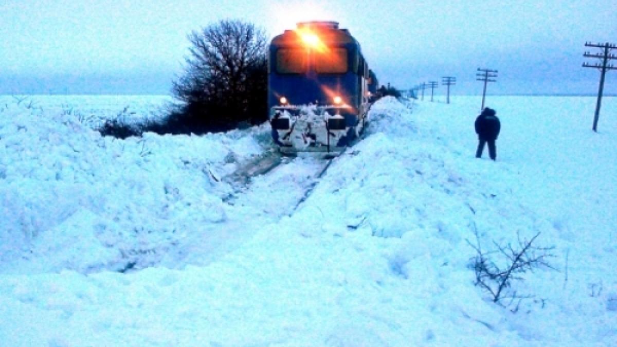 trenul e inghetat nu mai avem nicio solutie 700 de oameni blocati de 30 de ore intr un tren ce