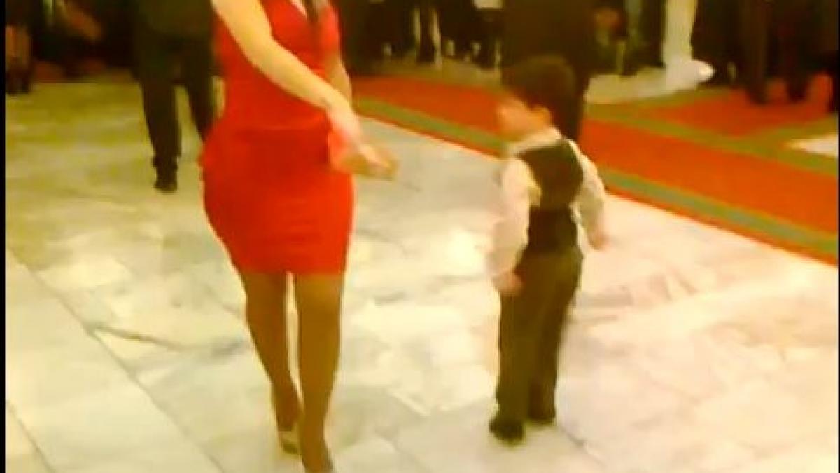 bruneta arata bine dar nu ea e in centrul atentiei pustiul de 6 ani rivalul tuturor barbatilor de