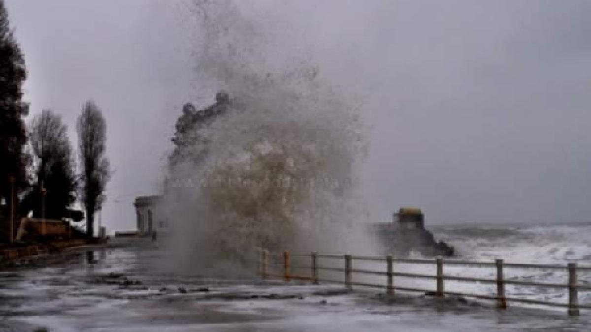 furtuna pe litoral valuri de 12 metri nave imbracate in gheata si diguri rupte