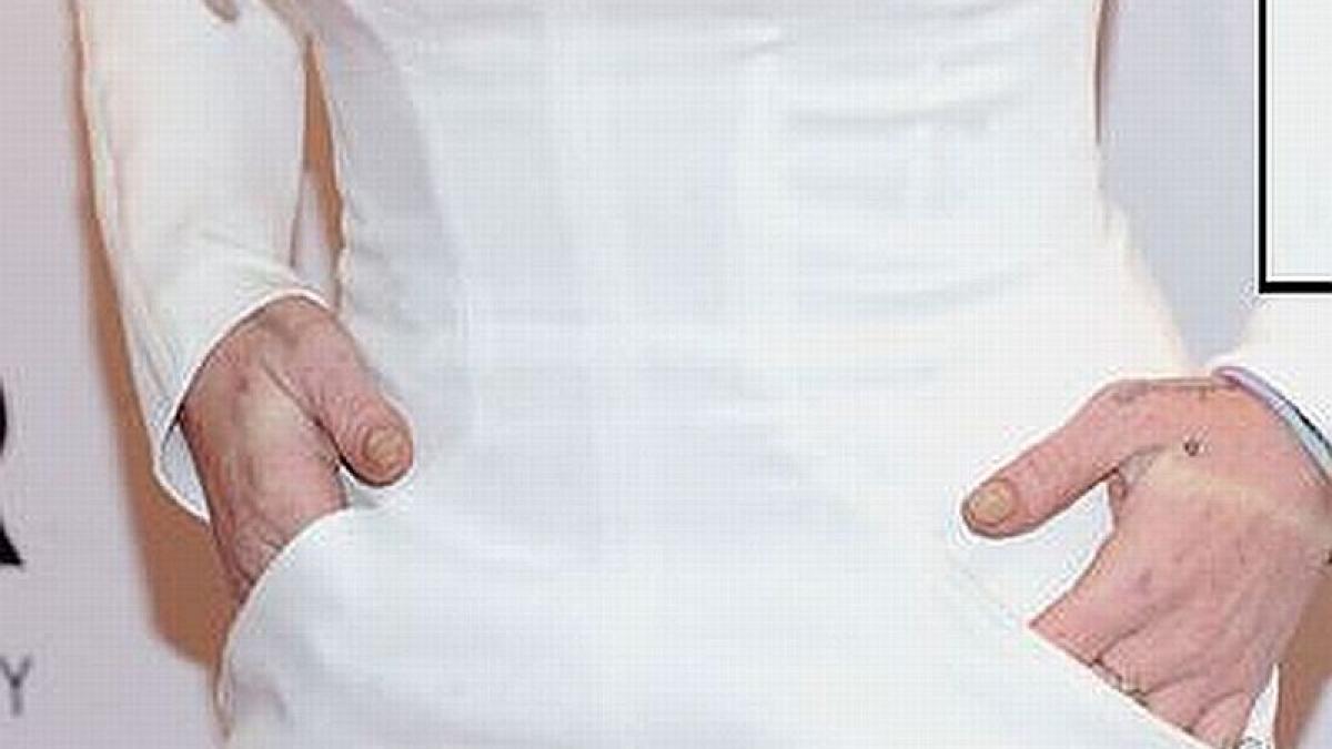 mainile care ascund prabusirea unei vedete e la un pas de moarte daca nu se opreste