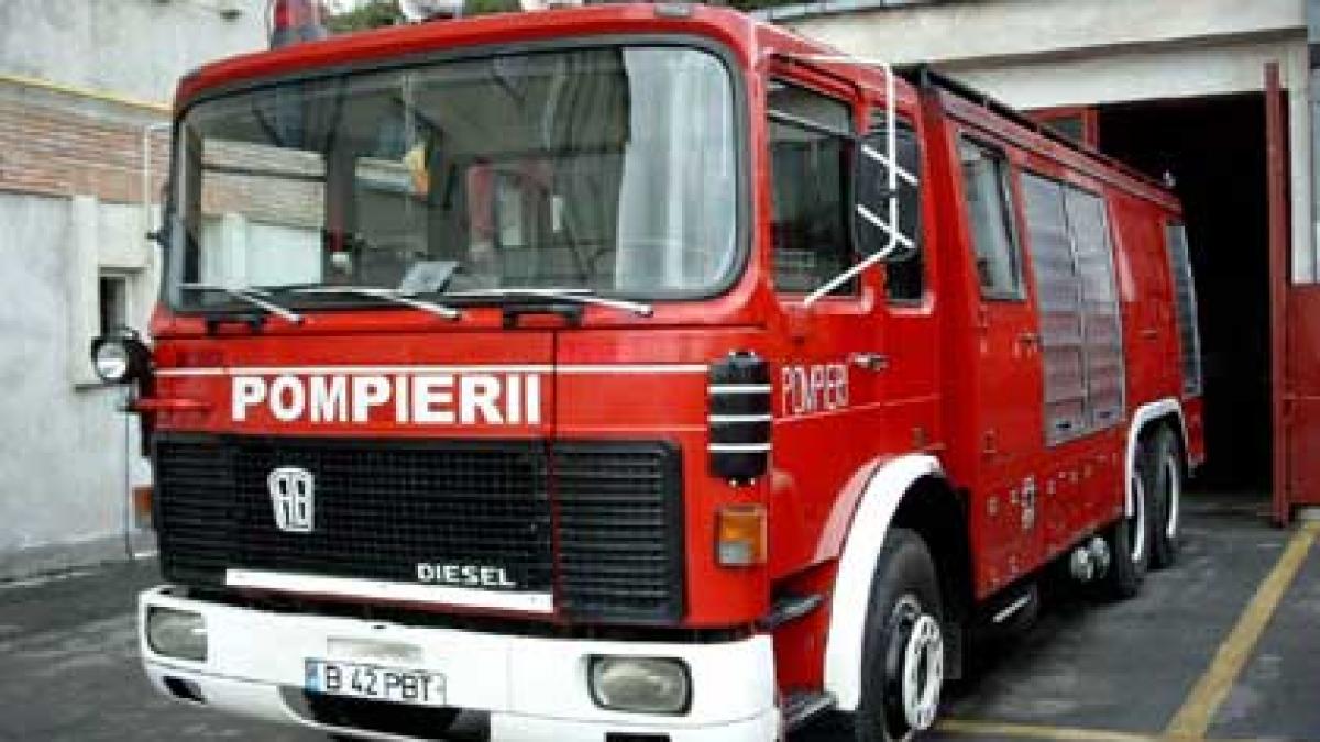 doua masini ale isu suceava vor transporta apa pentru a umple fantanile secate din comuna dornesti