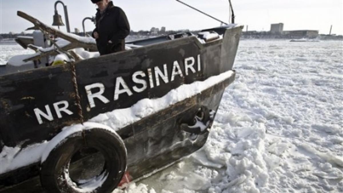 liniile de bac intre bulgaria si romania suspendate dupa inghetarea completa a dunarii
