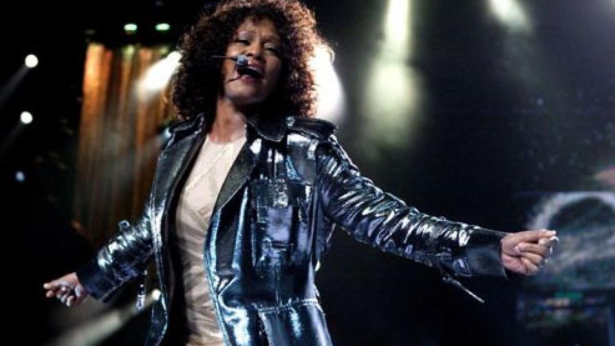 prima posibila cauza pentru moartea lui whitney houston artista a fost gasita inecata in baie