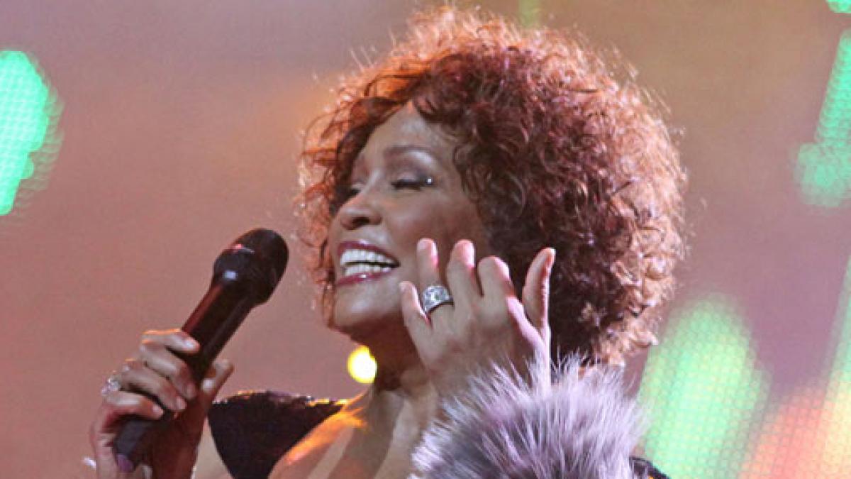 vedetele sunt socate de moartea lui whitney houston si ii citeaza cantecele in mesajele de adio