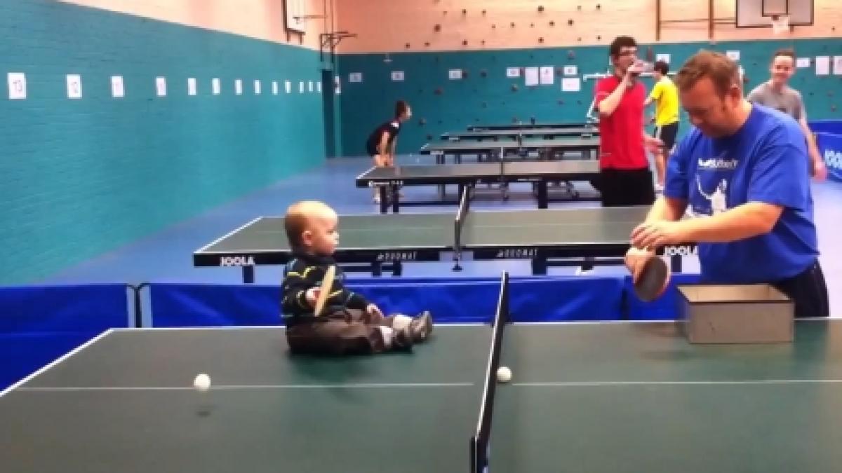campion in scutece cel mai tanar jucator de ping pong se bate cot la cot cu un adult