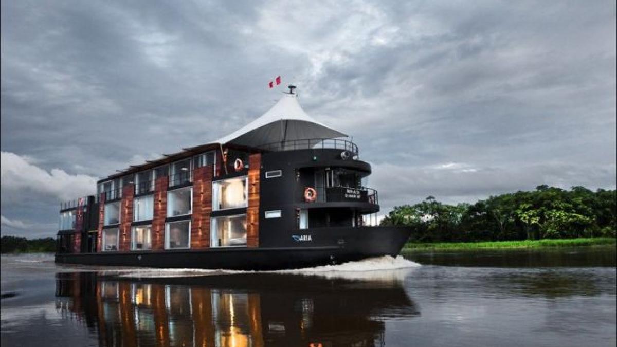 cel mai luxos hotel plutitor de pe amazon