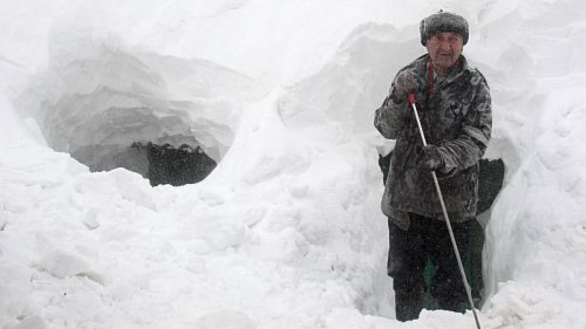 oameni acoperiti de troiene de 4 metri se tem ca va cadea acoperisul casei peste ei drama adusa de