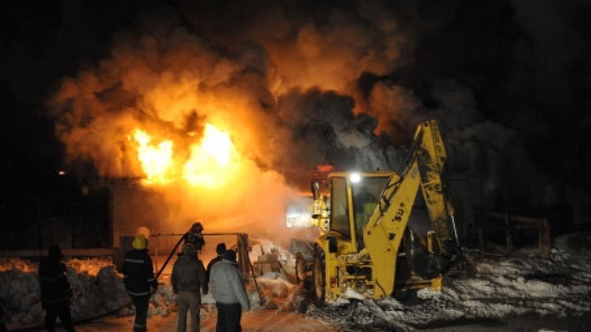 patru cabane din statiunea straja din valea jiului mistuite intr un incendiu