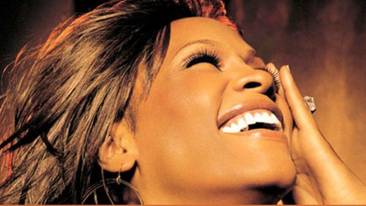 socant whitney houston era moarta la etaj prietenii dansau beau si se distrau la parter