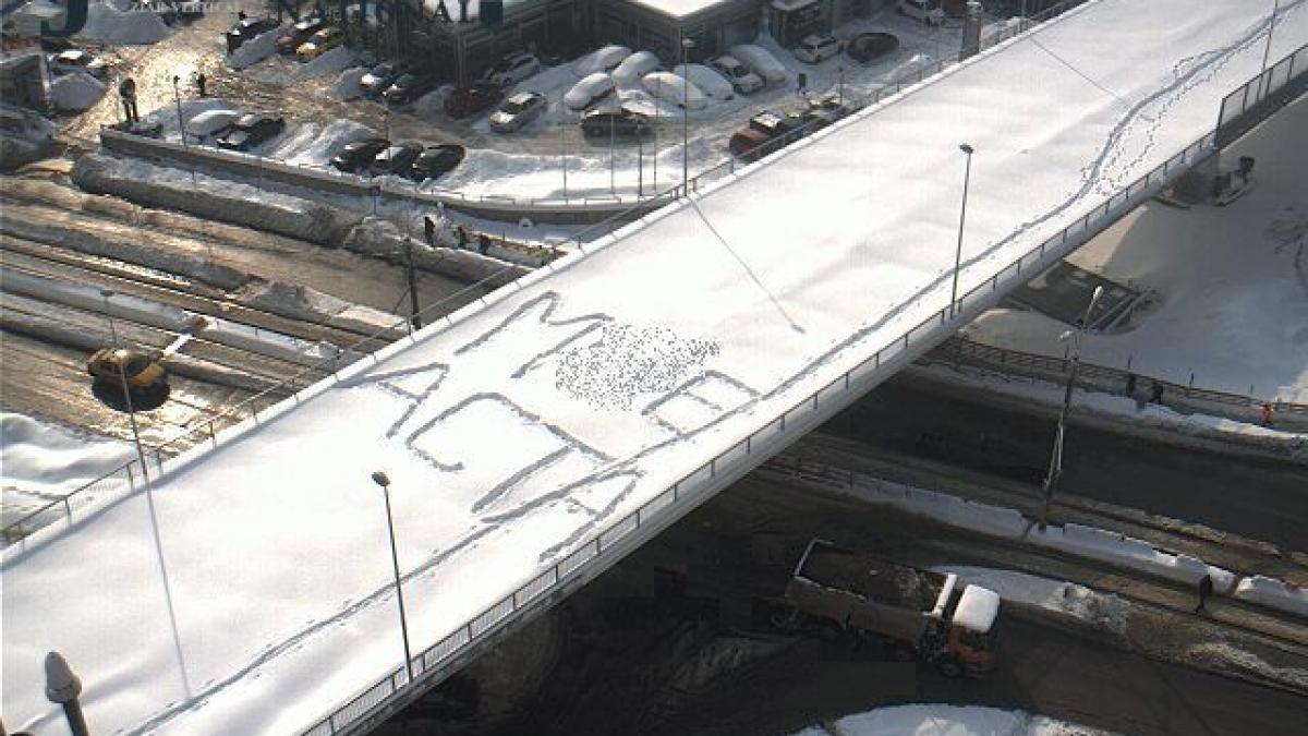 mesajul pe care protestatarii anti acta l au scris pe podul pipera inchis din cauza zapezilor