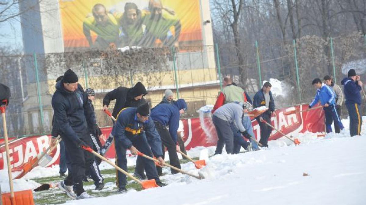 zeci de rugbisti s au luat la tranta cu nametii si au deszapezit spitalele din sectorul 1